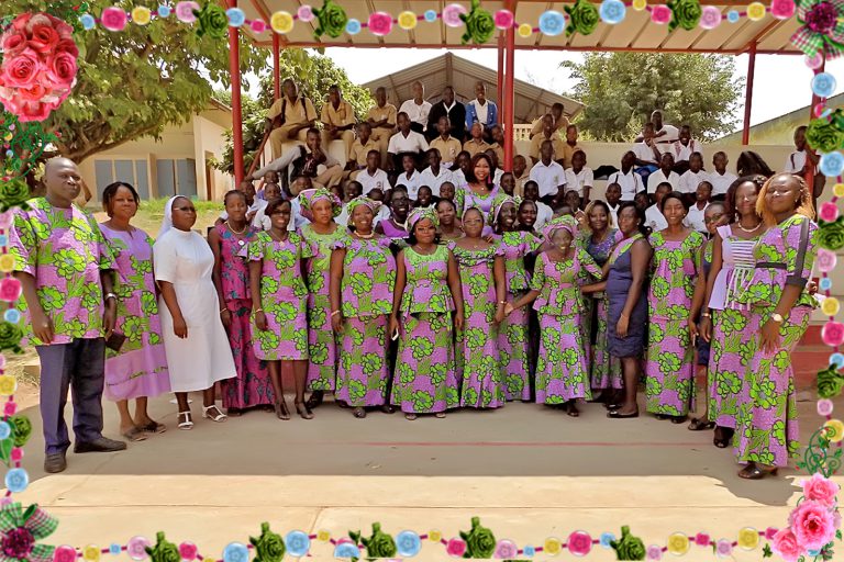 « AVEC MARIE, BÂTISSONS UNE FAMILLE UNIE POUR UNE ÉCOLE D’EXCELLENCE », tel est le thème autour duquel le groupe scolaire Saint Marcellin Champagnat de Bouaké a axé son année scolaire 2019-2020.