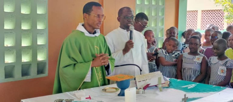 Célébration  de la messe de rentrée de l’année académique 2023-2024  du primaire ce Mardi 10 Octobre 2023. cette messe a été célébrée par l’Abbé Innocent Vicaire à la Paroisse Sainte Marie de la Zone. En Union avec notre Seigneur Jesus-Christ, nous souhaitons une très bonne rentrée scolaire à nos élèves du primaire.