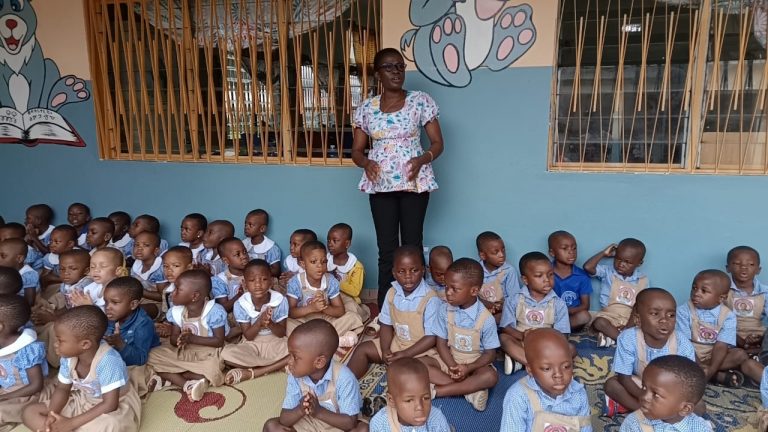 Messe de rentrée de l’année scolaire 2023-2024 du préscolaire au Centre Scolaire Saint Marcellin Champagnat de Bouaké, ce mercredi 18 Octobre 2023 à 10h. Cette Messe a été présidée par le père Innocent ,Vicaire à la Paroisse Saint Paul de Gonfreville.