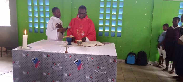 Messe de clôture de l’année académique 2022-2023 célébrée par Le Père Ali Constant, Vicaire à la cathédrale Sainte Thérèse de L’enfant Jesus de Bouaké