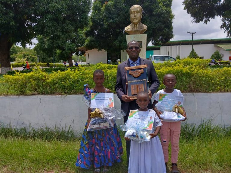 cérémonie de récompense des meilleurs élèves du préscolaire jusqu’au CM2 et des agents de l’IEP Bouaké. Gonfréville. le Révérend frère Germain Bery Beda a été désigné meilleur directeur de l’enseignement privé de la circonscription de l’IEP Bouaké Gonfreville.